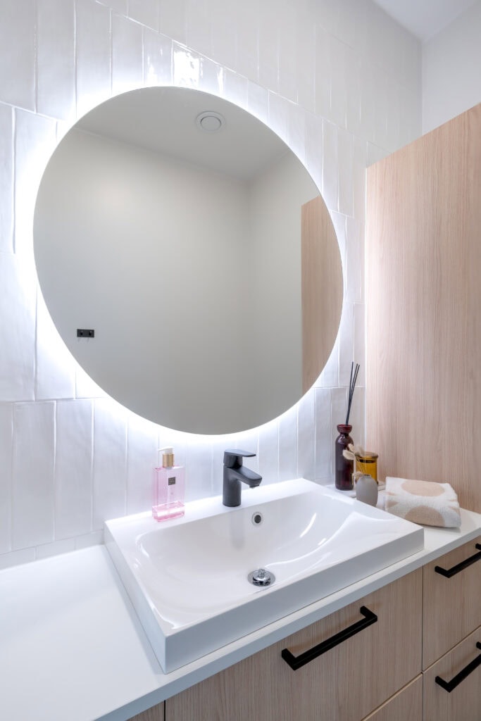 Half bathroom 1