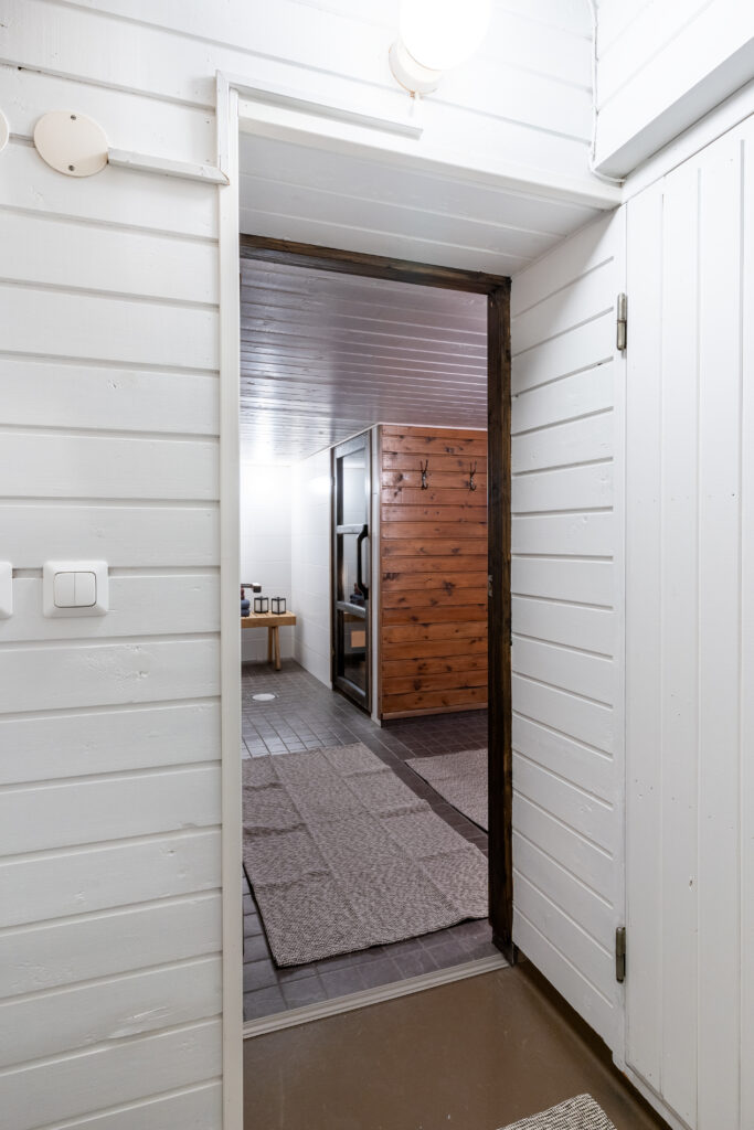 Full bathroom 1