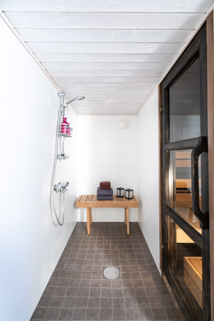 Full bathroom 1