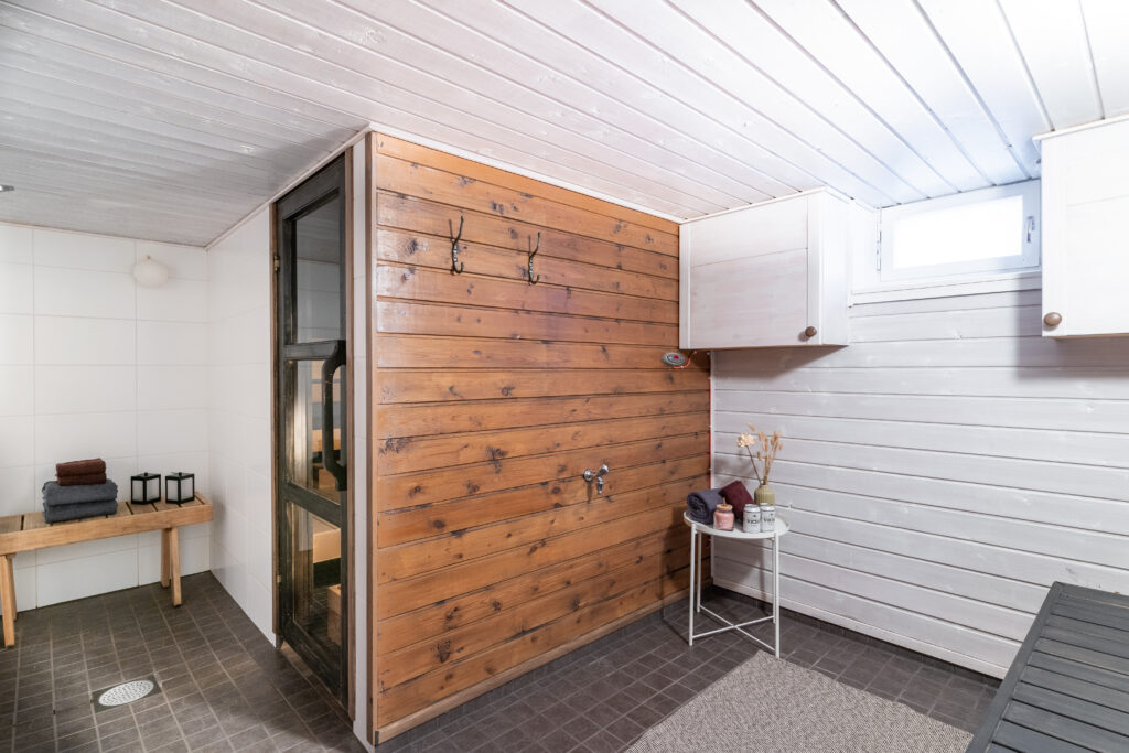 Full bathroom 1