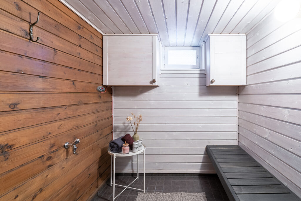 Full bathroom 1