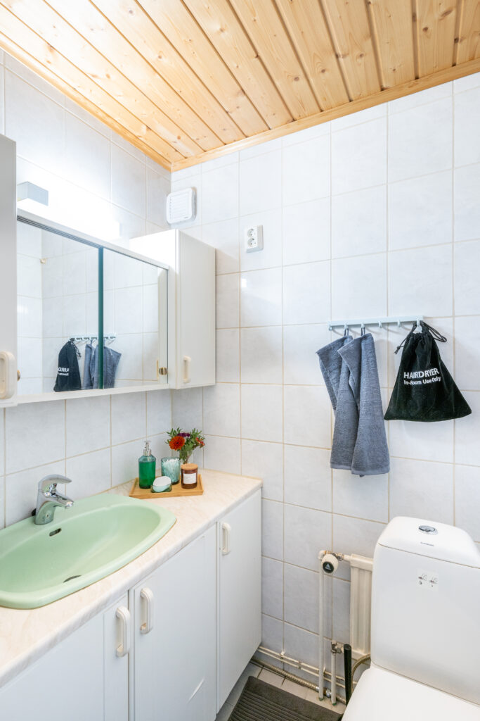 Half bathroom 1