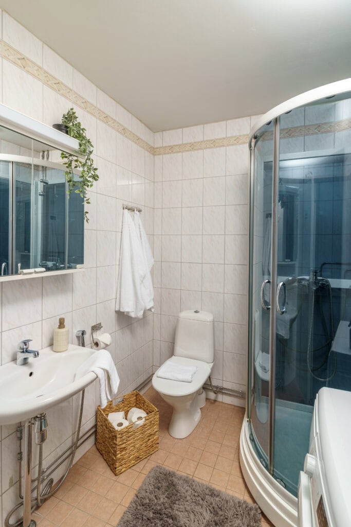 Full bathroom 1