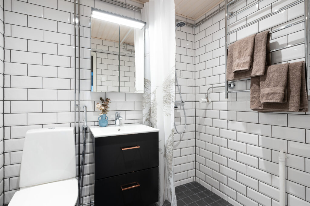 Full bathroom 1