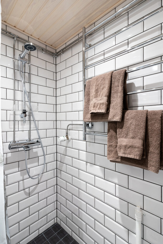 Full bathroom 1