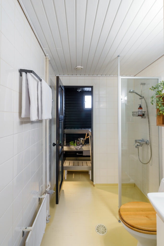 Full bathroom 1