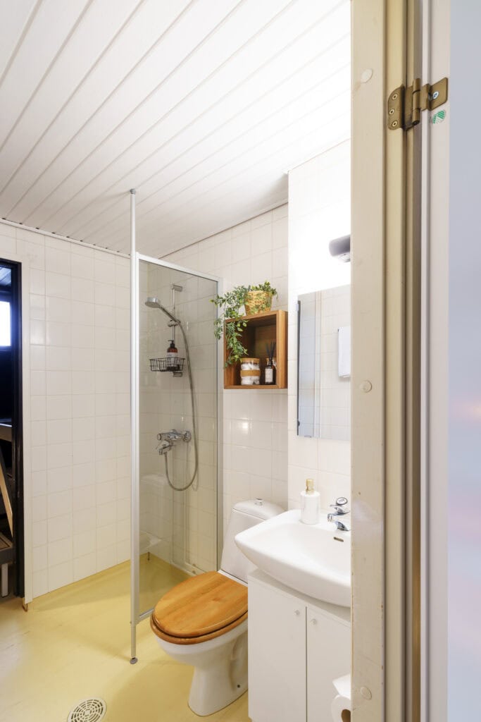 Full bathroom 1