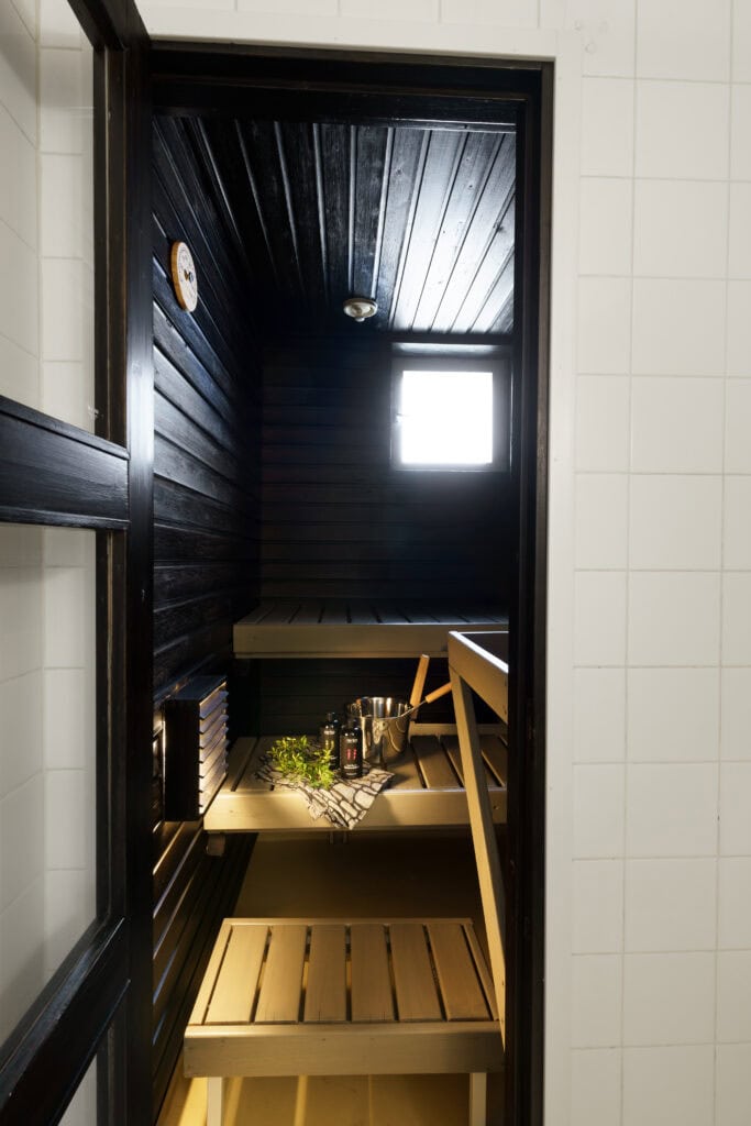 Full bathroom 1