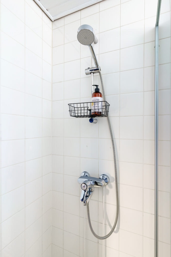 Full bathroom 1