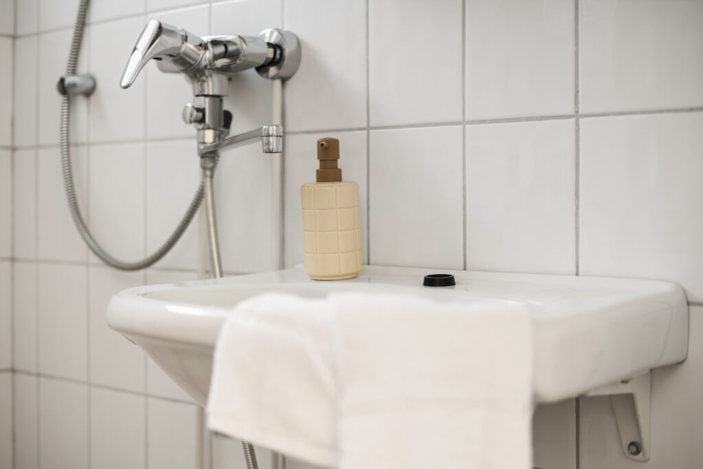 Full bathroom 1