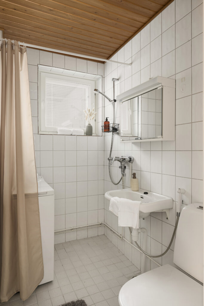 Full bathroom 1