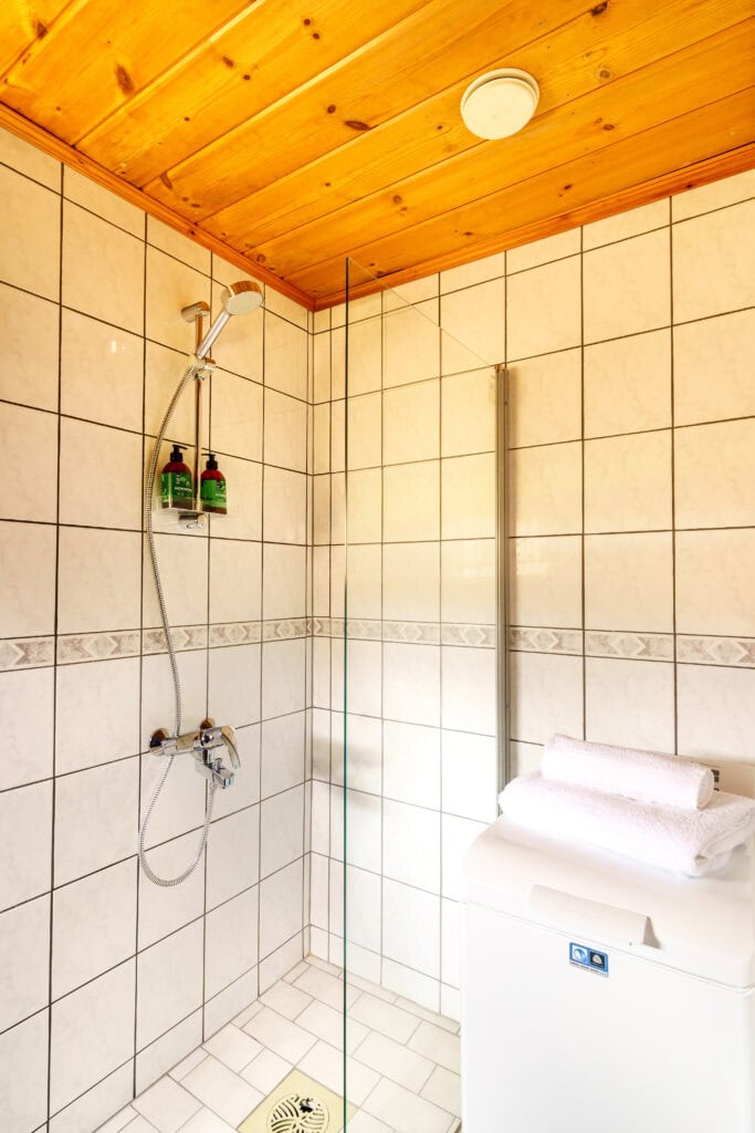 Full bathroom 1