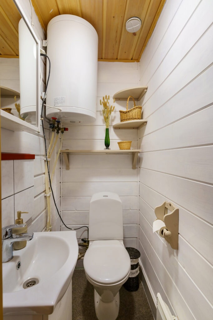 Half bathroom 1