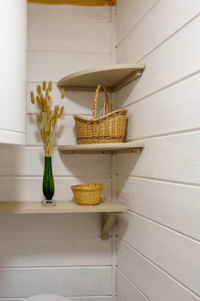 Half bathroom 1