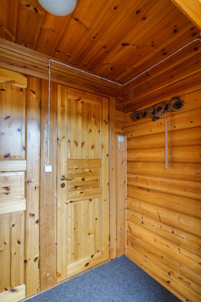 Half bathroom 1