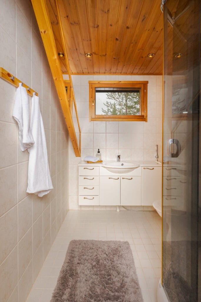 Full bathroom 2