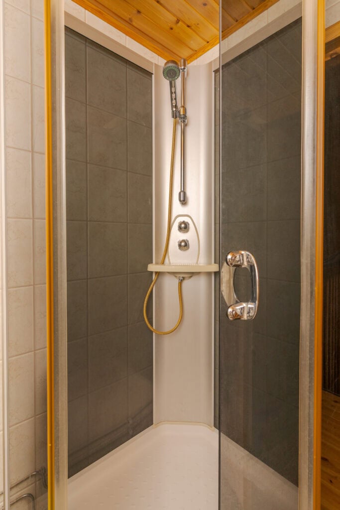 Full bathroom 2