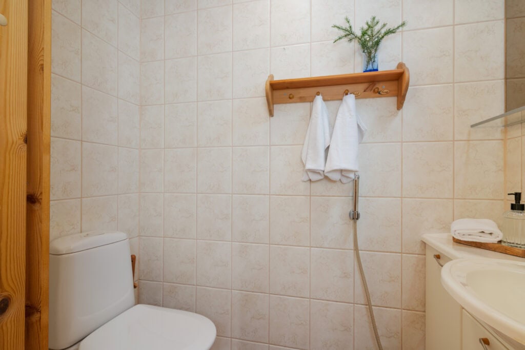 Half bathroom 1