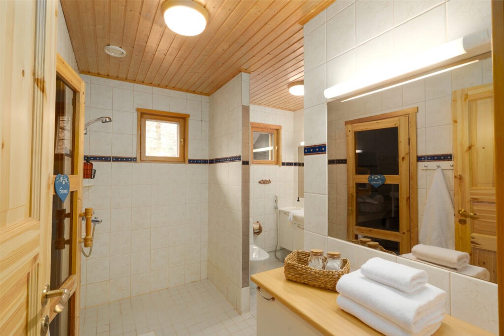 Full bathroom 1