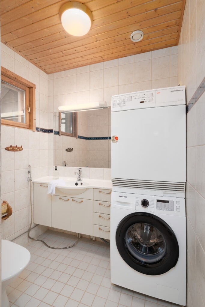 Full bathroom 1