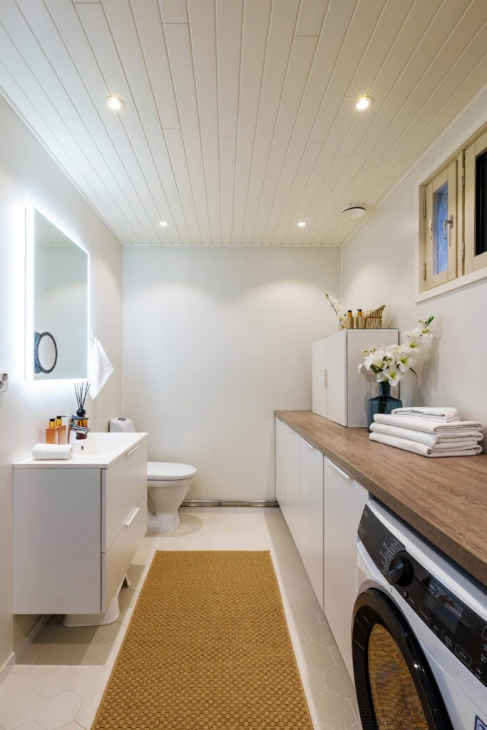 Half bathroom 1