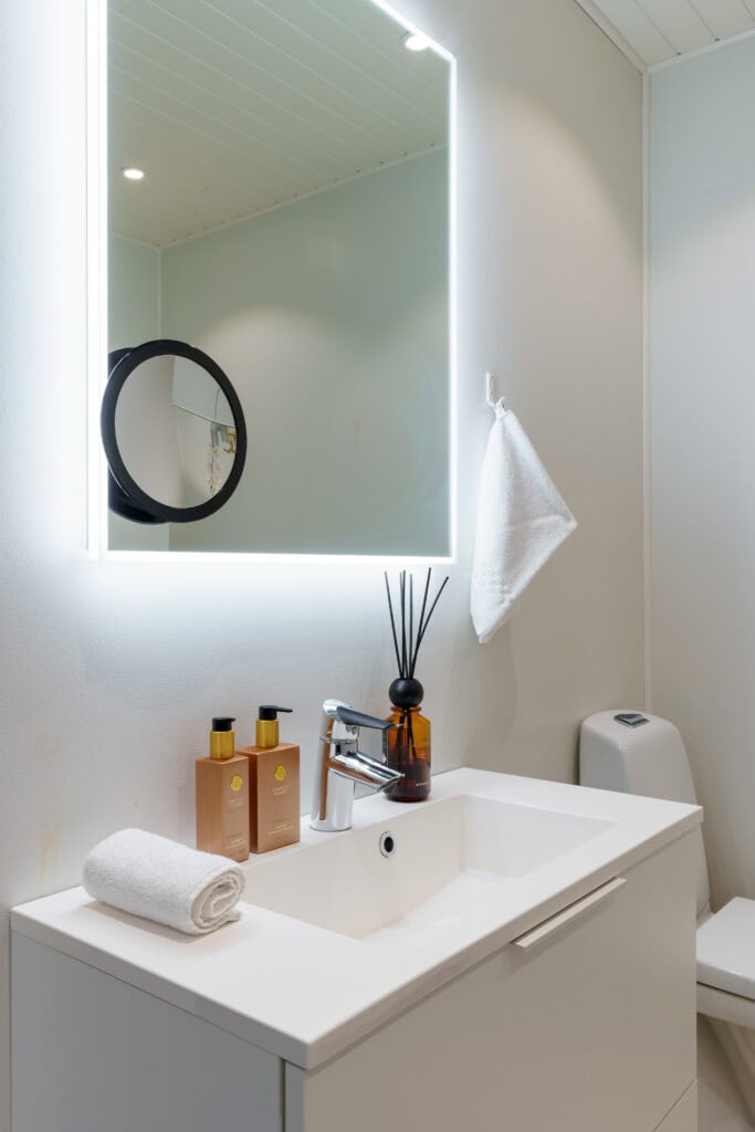 Half bathroom 1