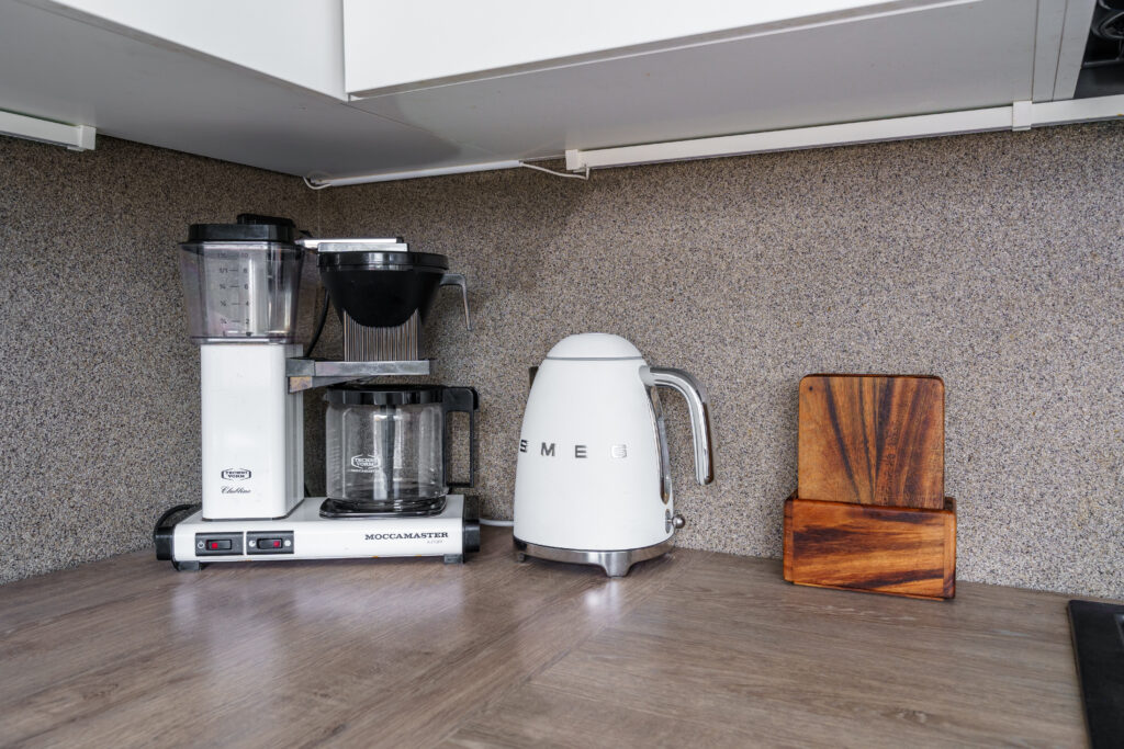 Full kitchen