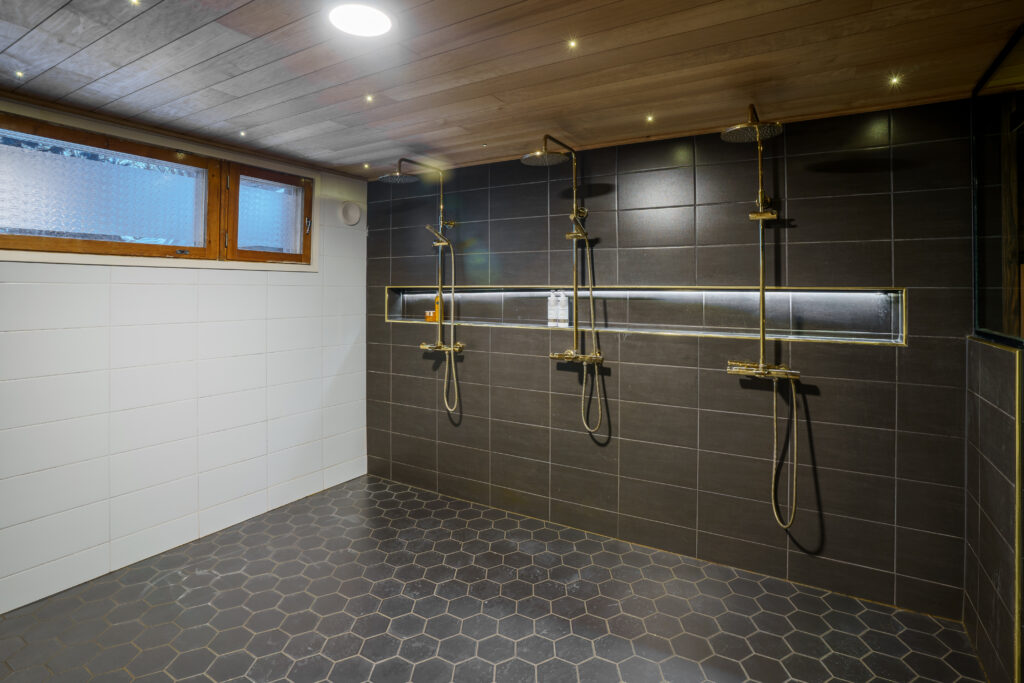 Full bathroom 1