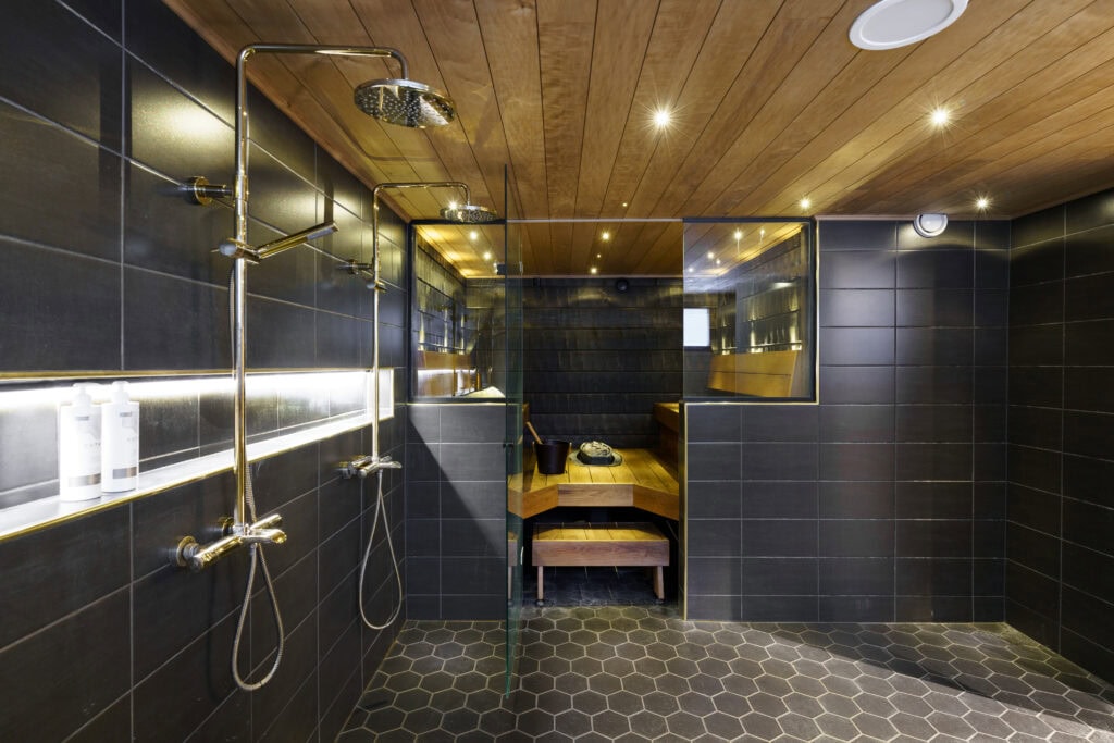 Full bathroom 1
