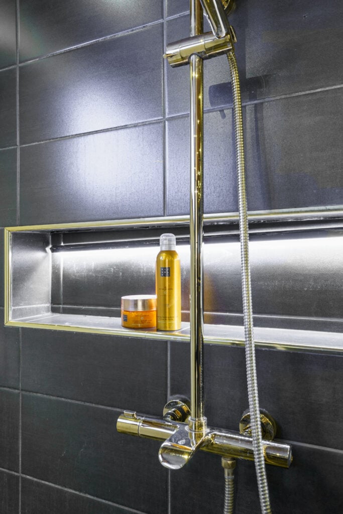 Full bathroom 1