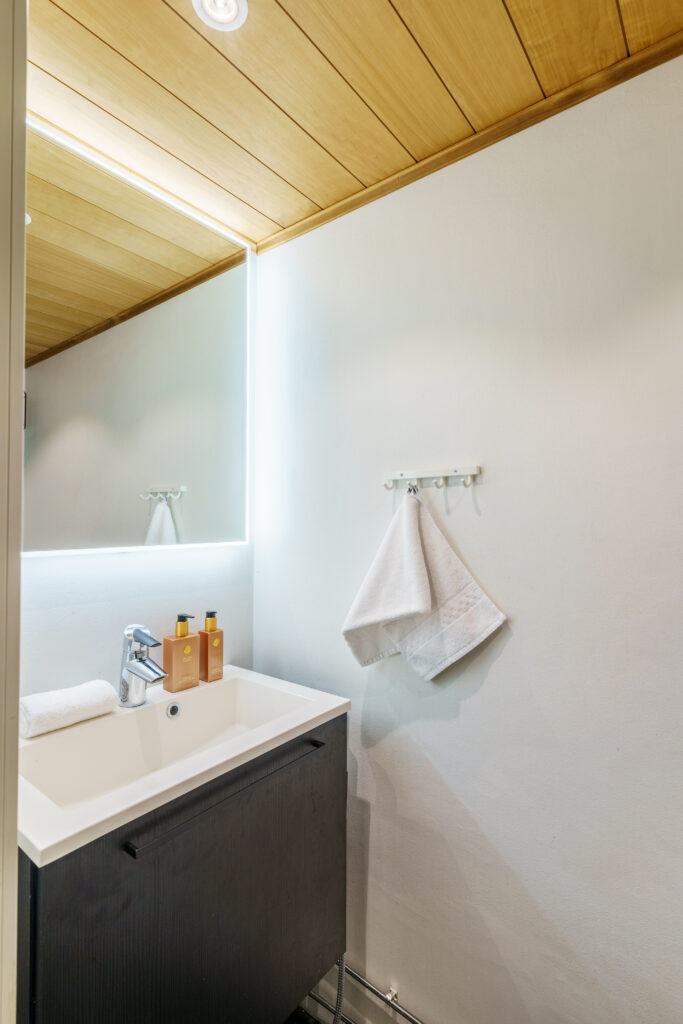 Half bathroom 2