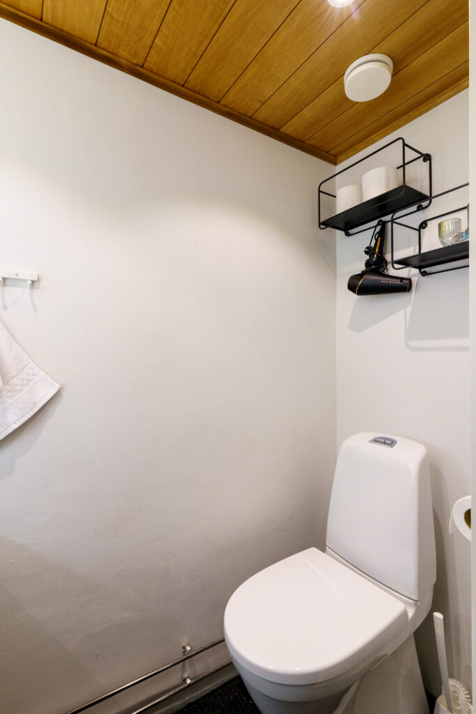 Half bathroom 2