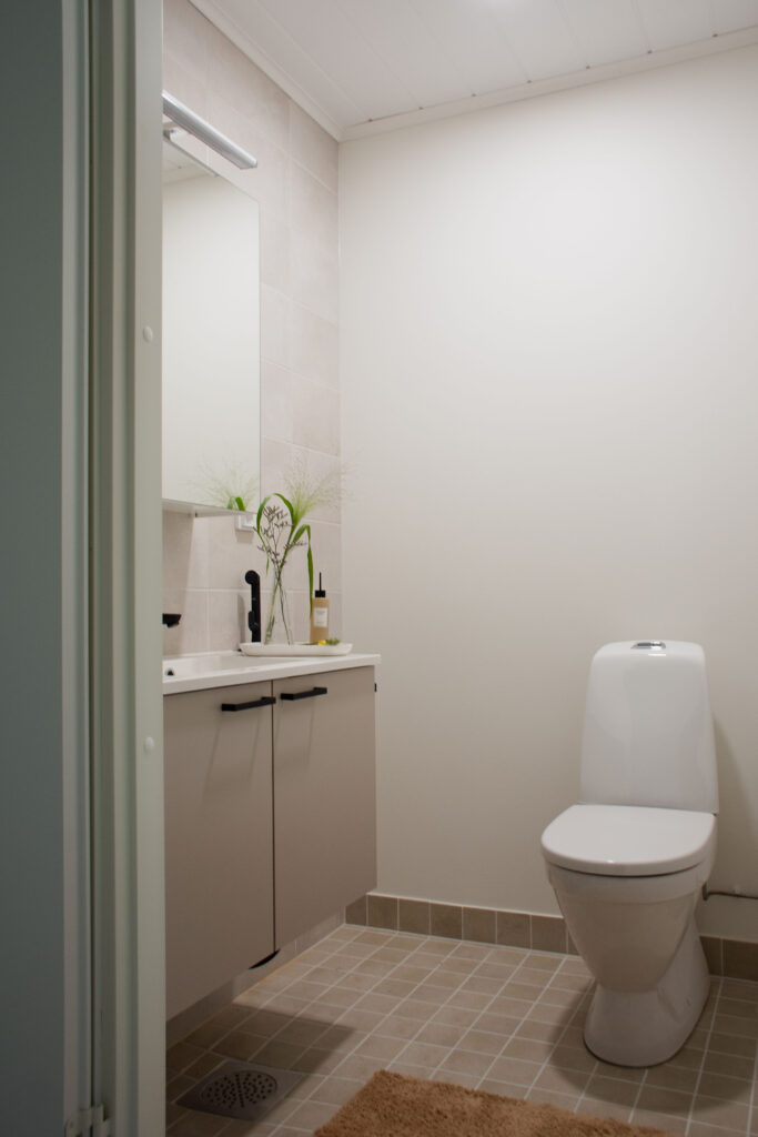 Full bathroom 2