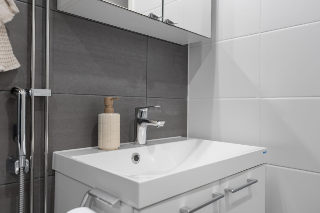 Full bathroom 1