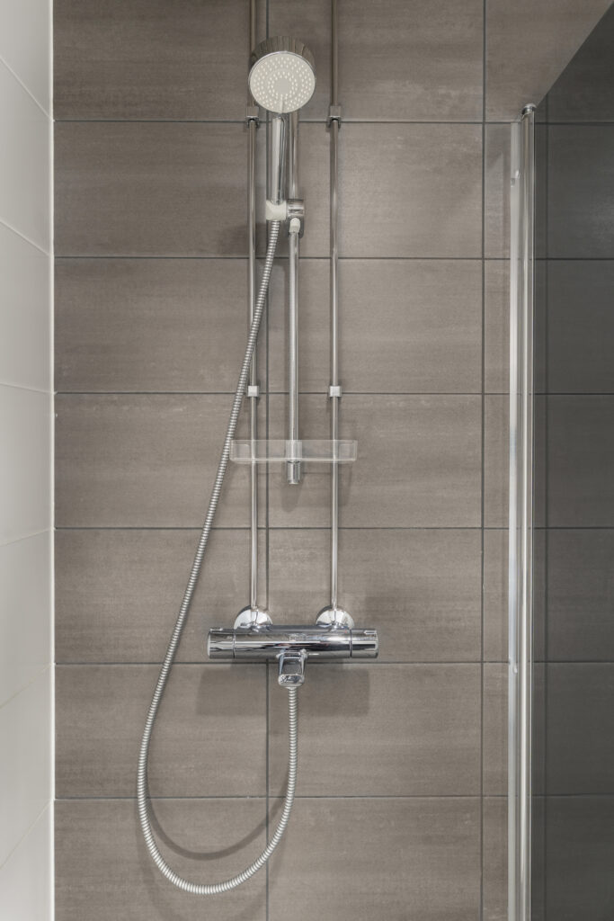 Full bathroom 1