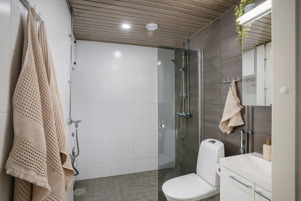 Full bathroom 1