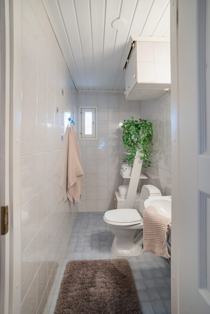 Full bathroom 2