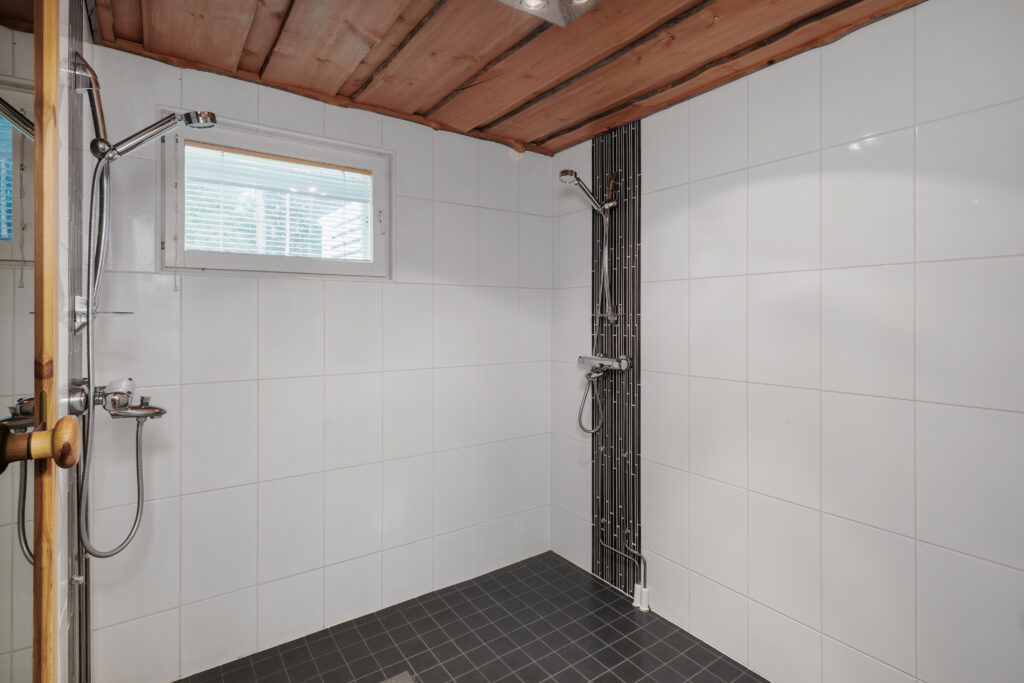 Full bathroom 1