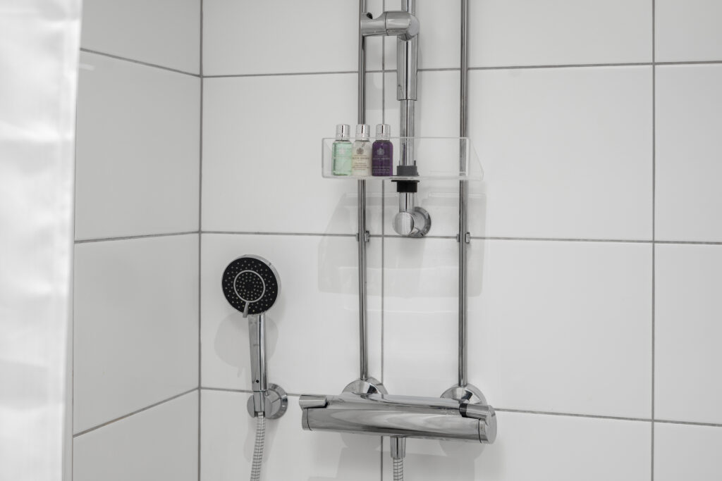 Full bathroom 1