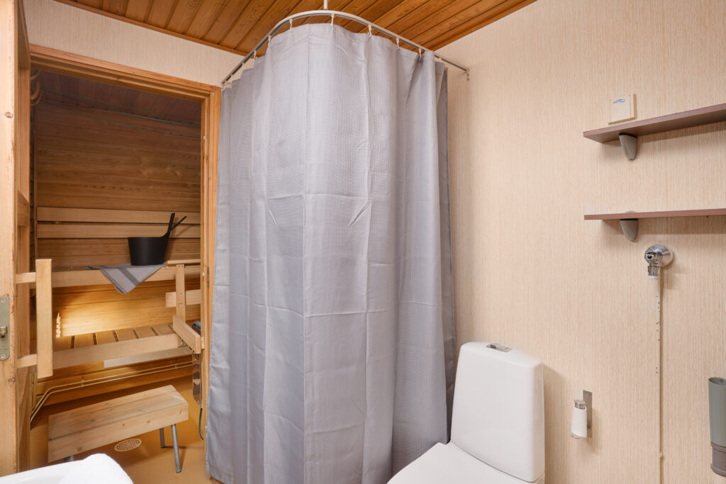 Full bathroom 1