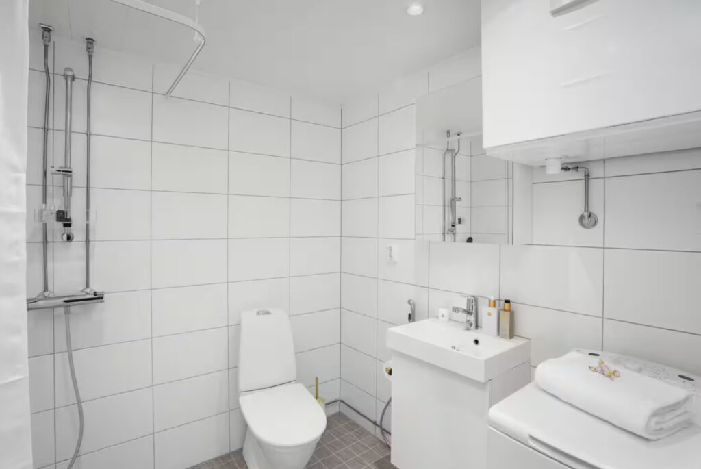 Full bathroom 1