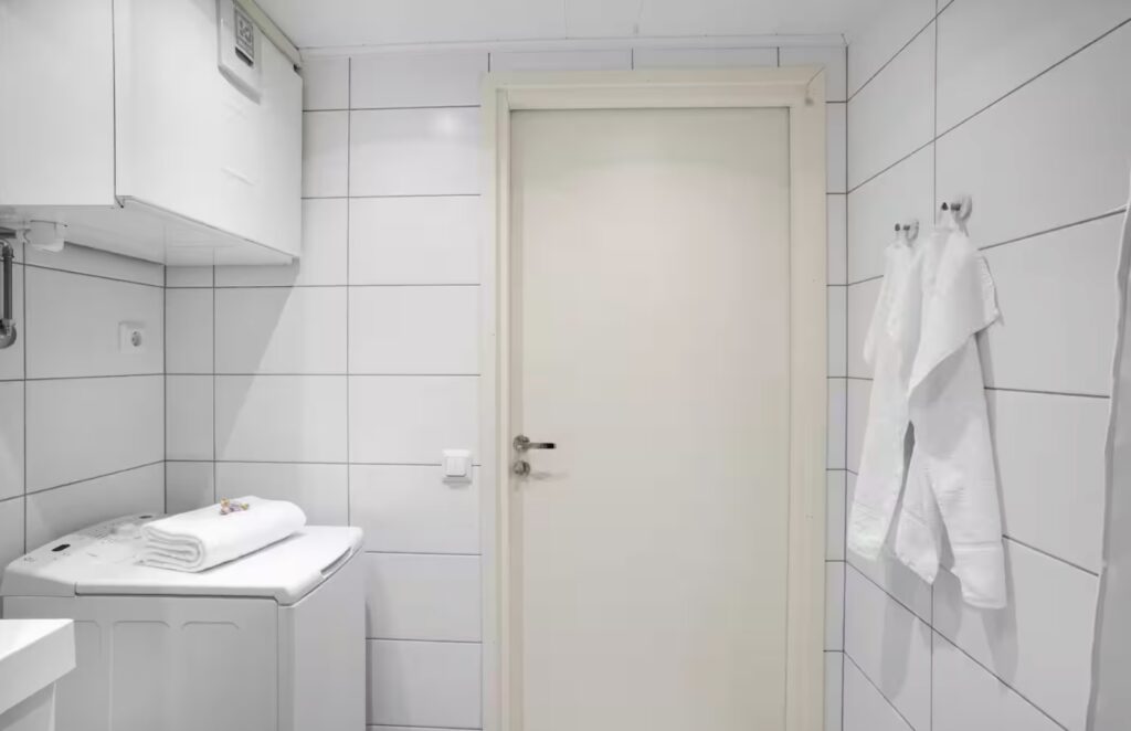 Full bathroom 1