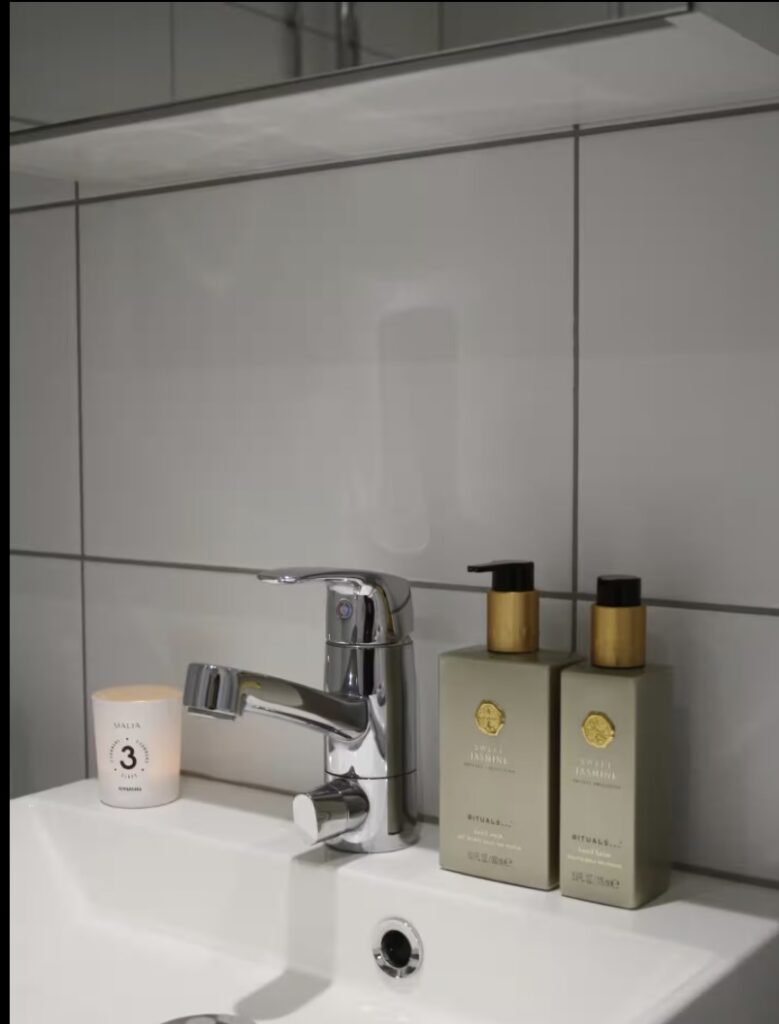 Full bathroom 1