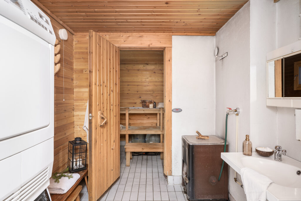 Full bathroom 1