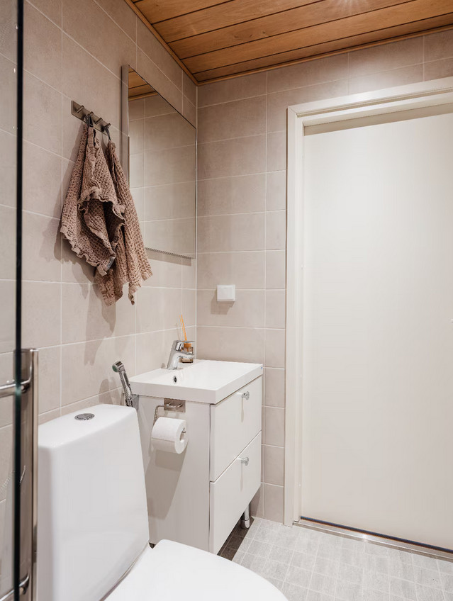 Half bathroom 1