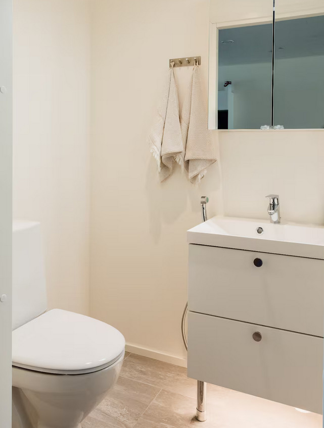Half bathroom 1