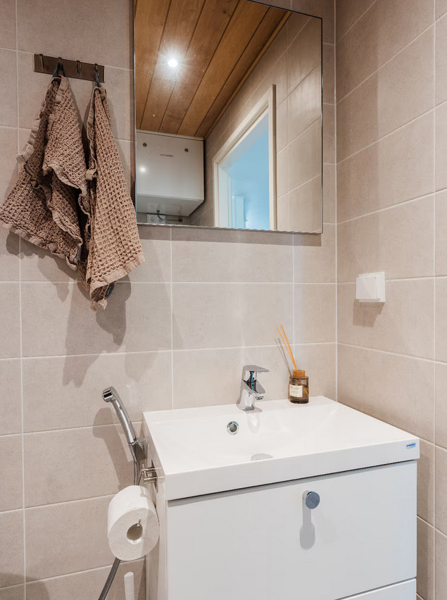 Half bathroom 1