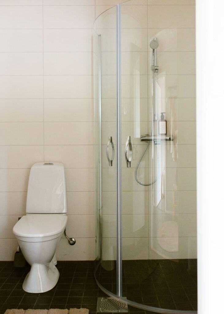 Full bathroom 1