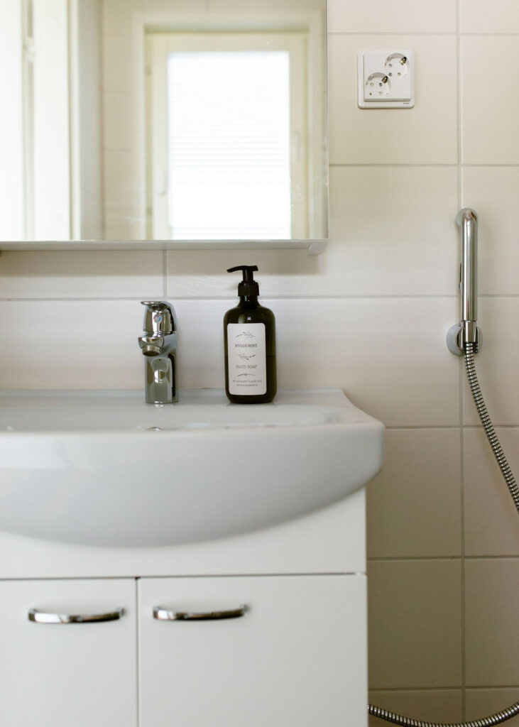 Full bathroom 1