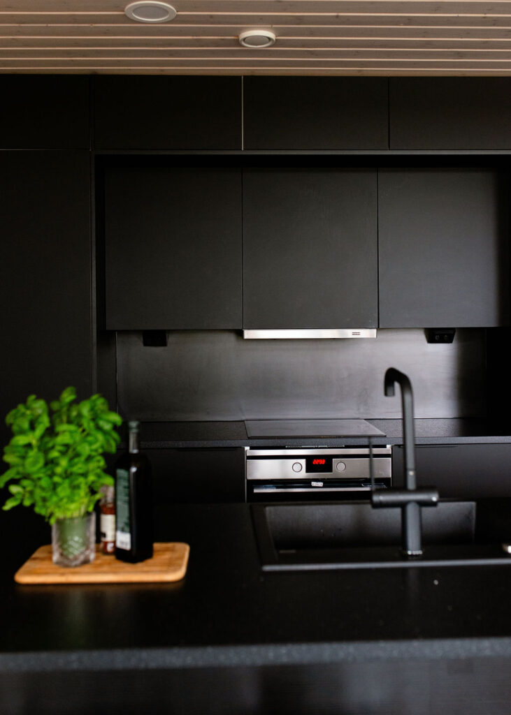 Full kitchen